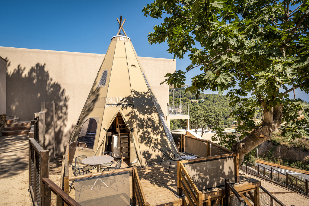 HOLASPAIN Glamping Camping Talaia Plaza Ecoresort Begur Costa Brava Tipi
