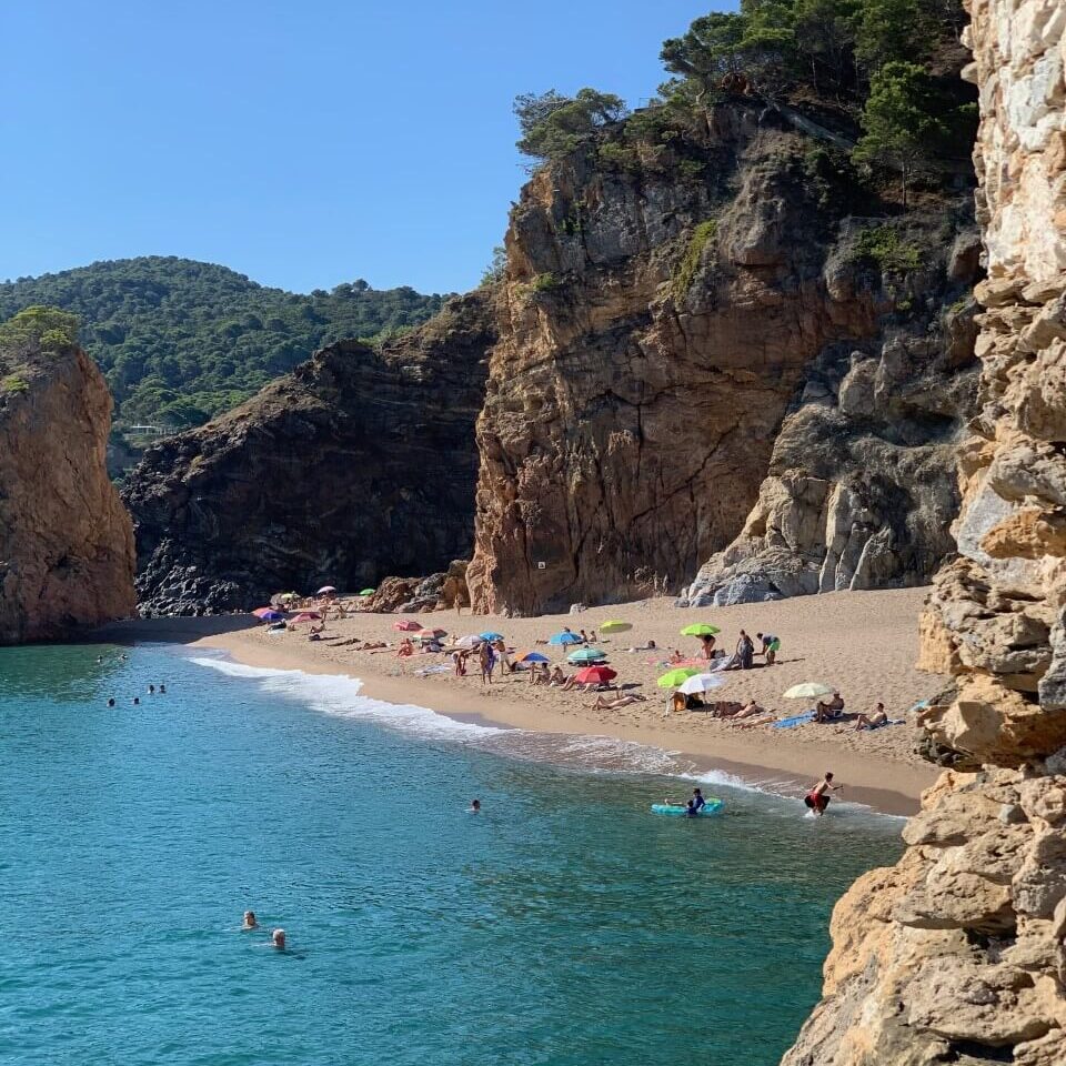 Costa Brava beaches stranden baai Holaspain chiringuito Red Rock Ilja Roja