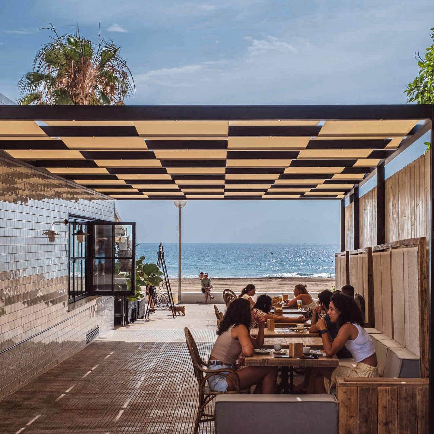 Moments Urbanova Alicante bar restaurant HOLASPAIN