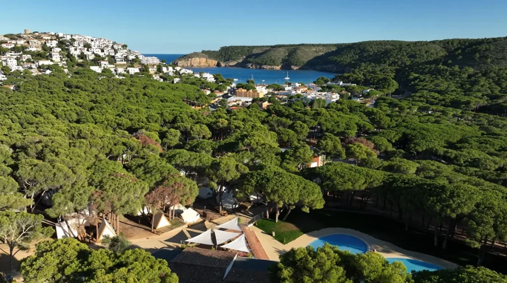 Glamping wecamp Cala Montgo L'escala Emporda Costa Brava camping HOLASPAIN