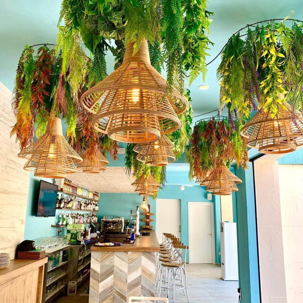 Waikiki cocktails bar hotspots restaurants L'Escala Costa Brava HOLASPAIN Cala Montgo