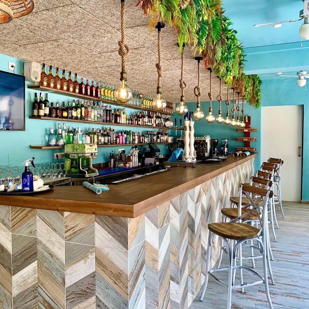 Waikiki cocktails bar hotspots restaurants L'Escala Costa Brava HOLASPAIN Cala Montgo